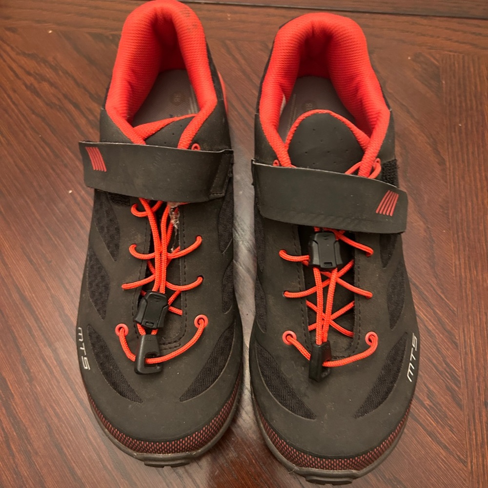Shimano MTS Cycling Shoes. Women 6.5 black and red